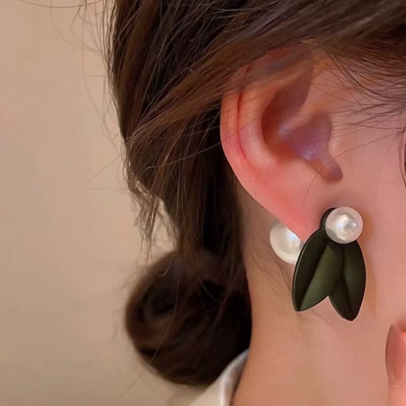 Ohrringe & -stecker: Asymmetrische Ohrringe mit Blumen und Blättern – Gebraucht aus Nottwil von sukkus.ch 2