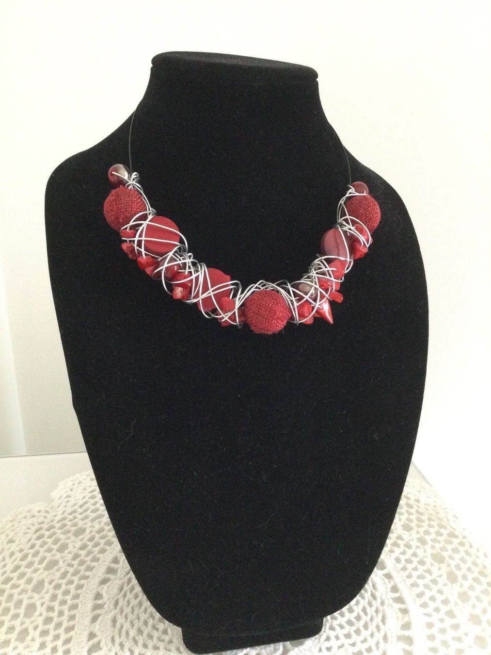 Catenine: Collier avec perles rouges & perles coquillages NEUF – Nuovo e nell'imballaggio originale da Agiez venduto da chouchanelle