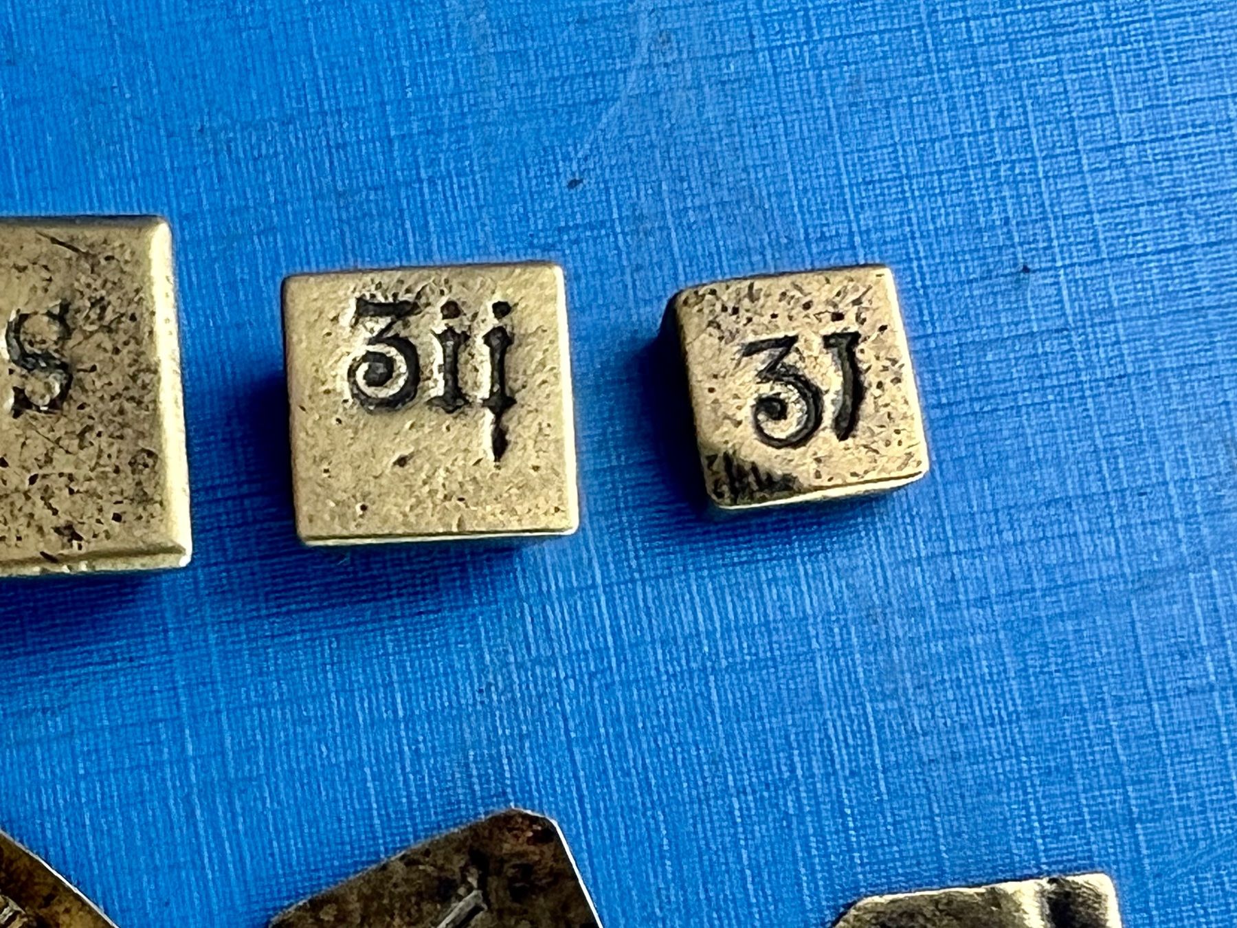 Waagen und Gewichte: 8 prächtige antike Apothekergewichte Messing oder Bronce – Gebraucht aus Unterengstringen von Gustav03 2