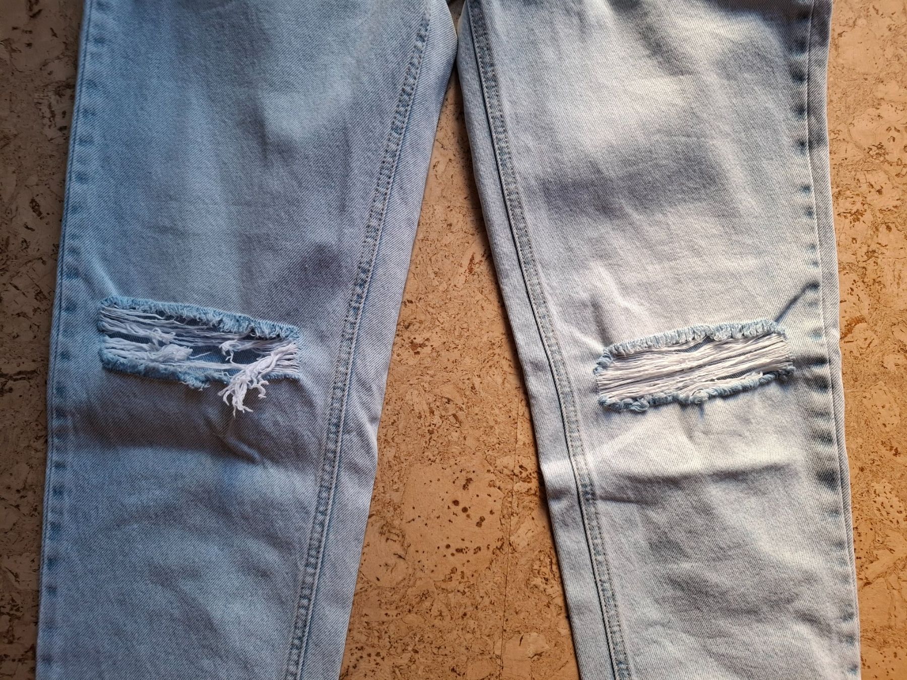 Pull&Bear Jeans: Pull&Bear Jeans hellblau mit Knie-Rissen – Usato da Thun venduto da Justin8 1