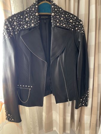 Lederjacke Escada schwarz mit Nieten Grösse 34