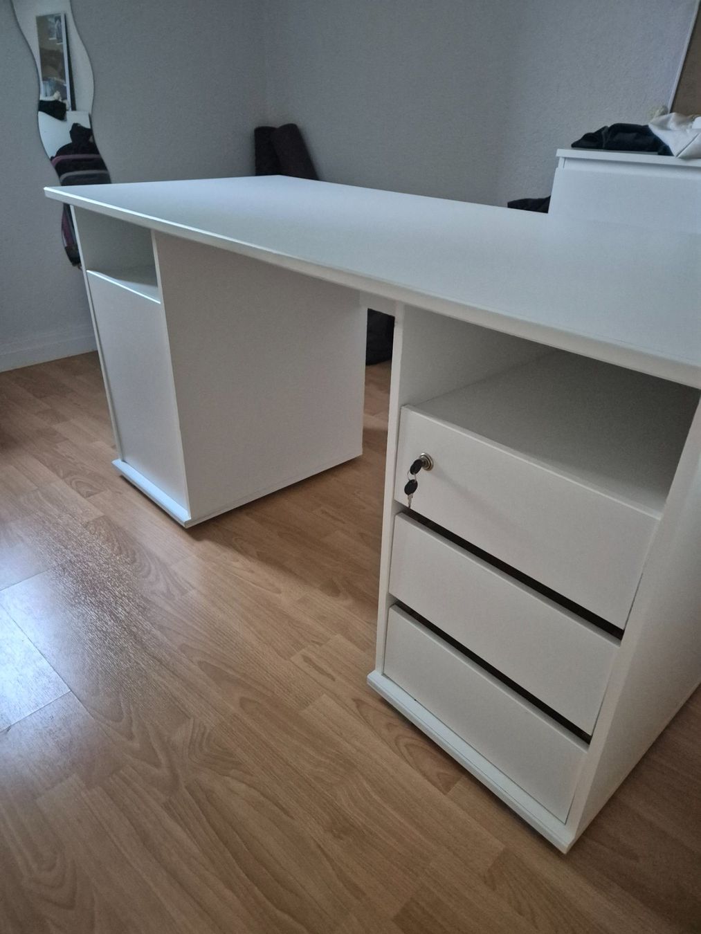 Schreibtische: Bureau blanc à vendre – Gebraucht aus Biel/Bienne von jus_9zbn