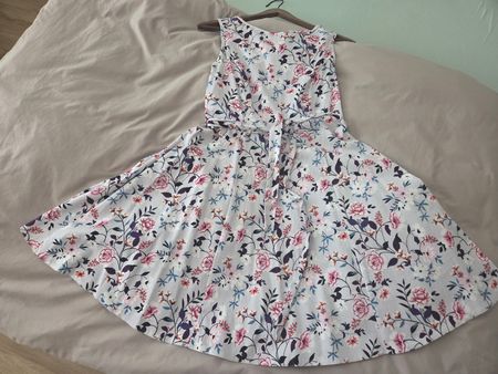 Kleid mit Blumenmuster, Grösse M, guter Zustand