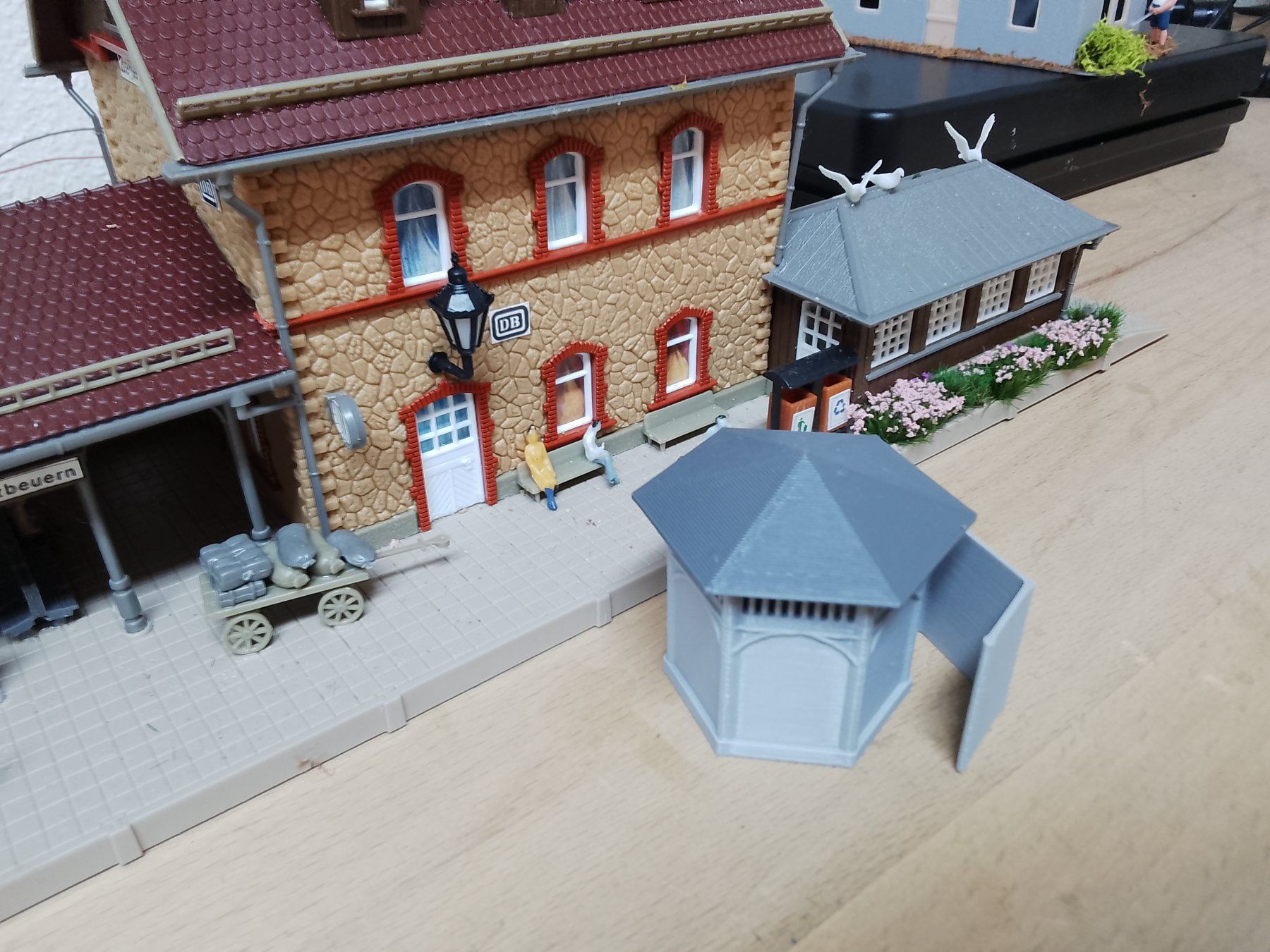 Modelleisenbahnen: Pissoir-Häuschen H0 – Neu (gemäss Beschreibung) aus Luzern von Salefactory