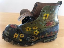 Nagelschuh verziert mit Bauernmalerei