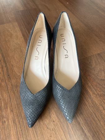 Elegante Unisa Pumps, Schlangenmuster, Grösse 38.5, neu!