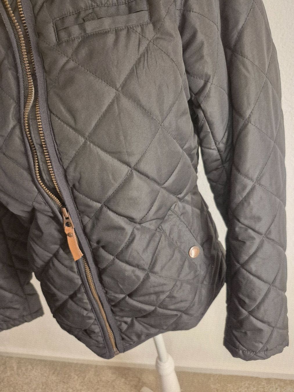 H&M Giacche: Schicke Steppjacke, H&M, schwarz, Grösse 36 – Nuovo (secondo la descrizione) da La Neuveville venduto da Vestiaire_2011 3