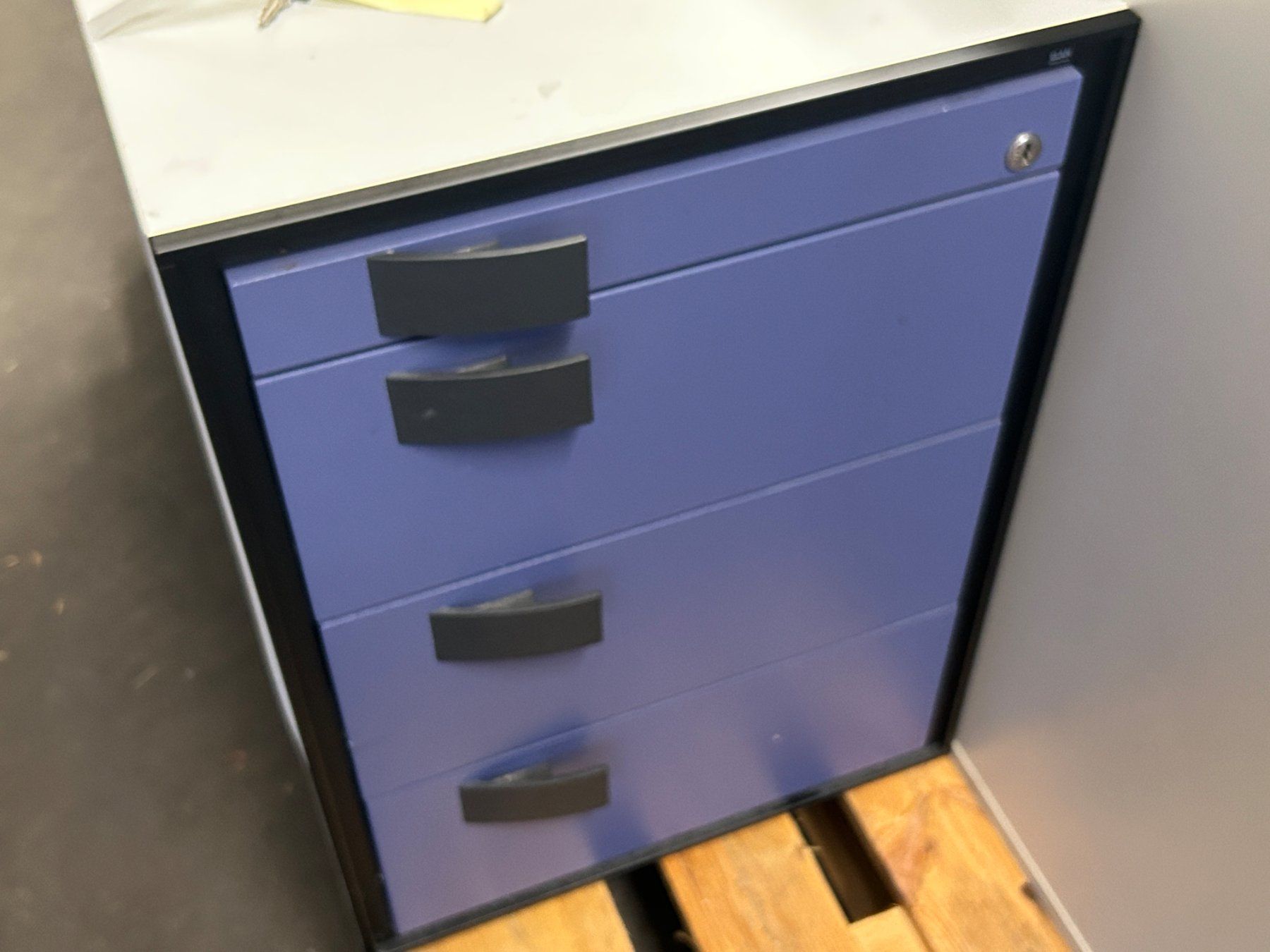 Armoires: Posten Büromöbel – D'occasion à Zofingen par Maschinenfabrik 2