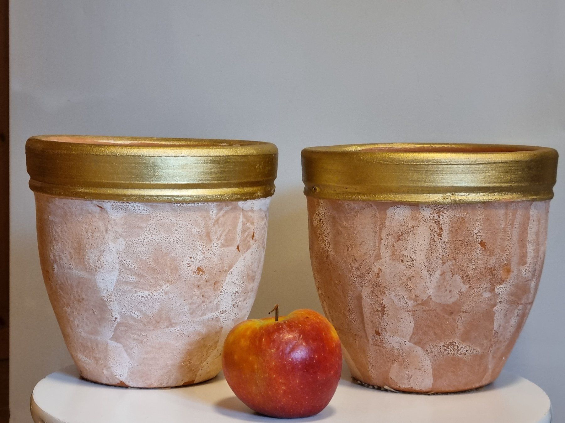 Blumentöpfe: 2x Terracotta Übertopf Shabby Chic Goldrand – Gebraucht aus Scharnachtal von devin03 6