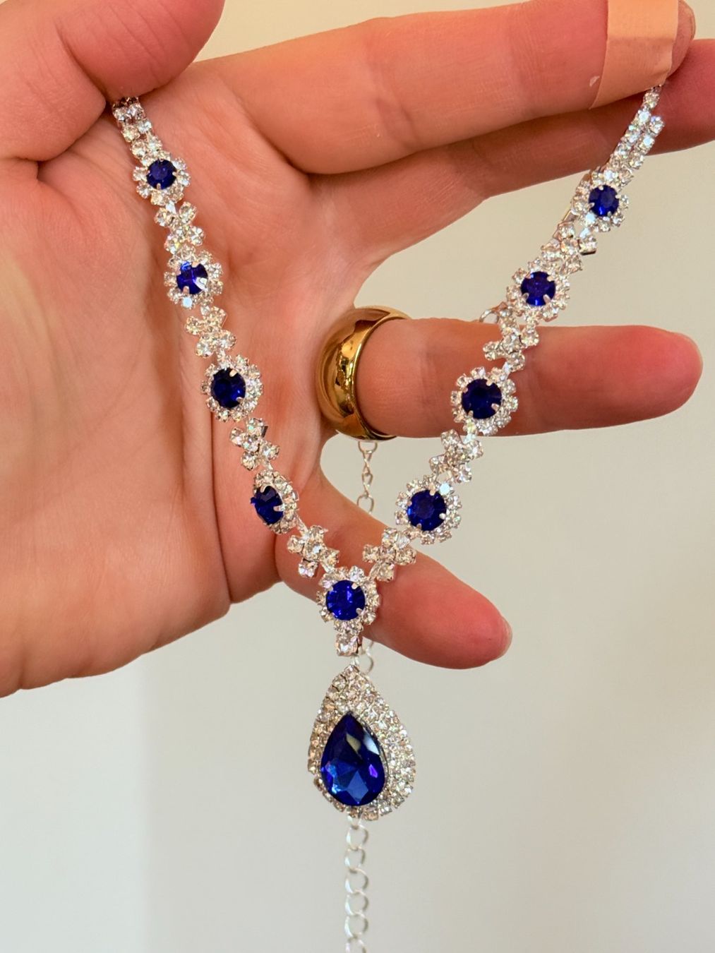 Altri gioielli: LOT Collier élégant avec pendentif bleu – Nuovo e nell'imballaggio originale da Genève venduto da AGBERG 1