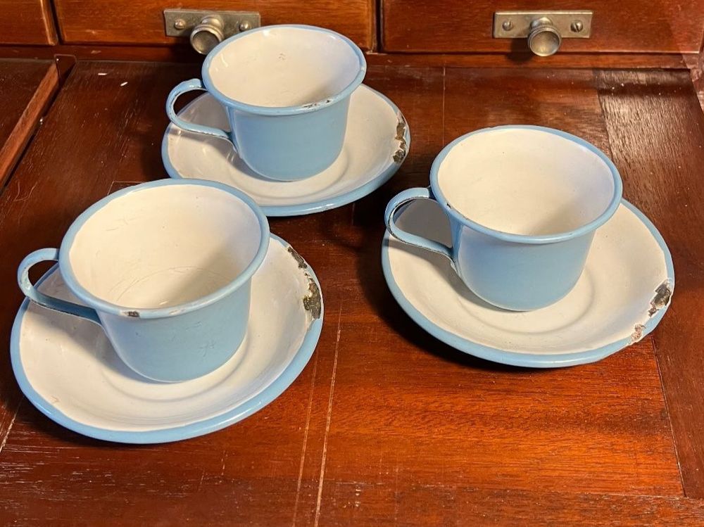 anciene dinette tole emaillee 2 assiettes creuses et une