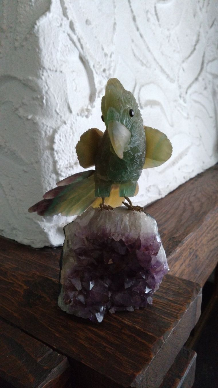 Figuren: Papagei aus Fluorith auf Amethyst – Gebraucht aus Lustdorf von Wymi71