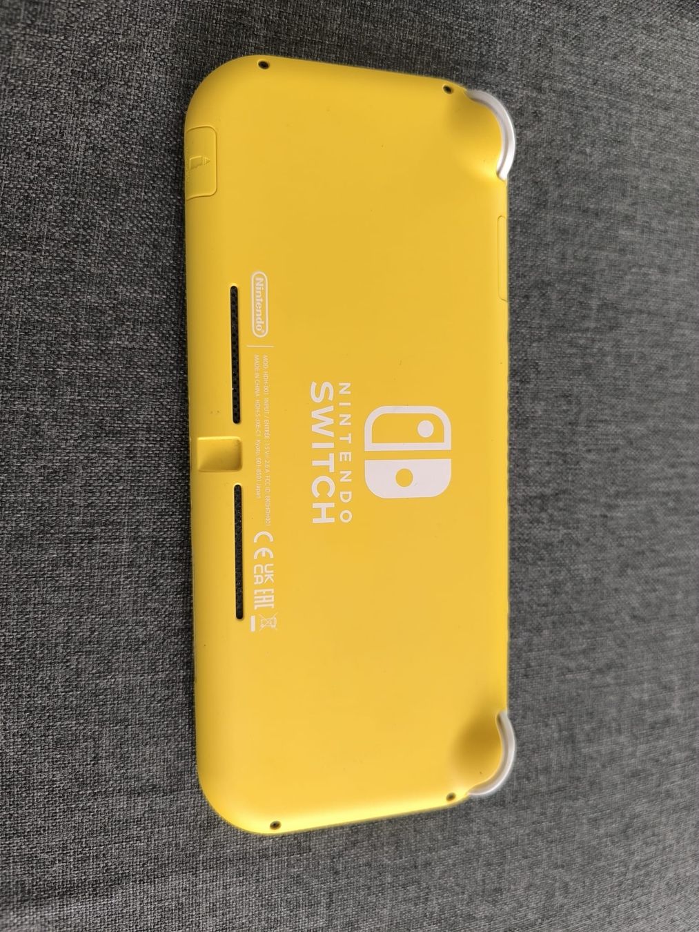 Nintendo Console: Console Nintendo Switch Lite jaune avec etui et chargeur – Usato da Lausanne venduto da Sturz_88 3