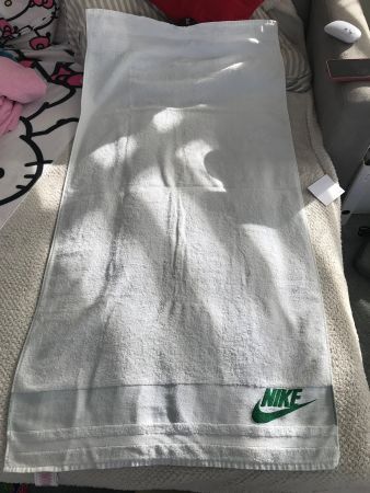 Weisses Nike Badetuch mit Logo - neu 64x126cm