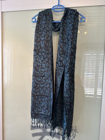 Schöner Schal mit Muster, dunkelblau, toll für den Herbst