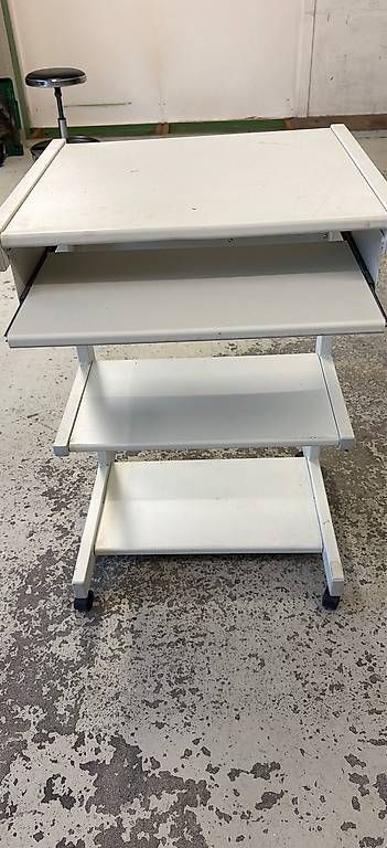 Scrivanie: Computer Tisch mit Auszug – Usato da Benken SG venduto da uzieg01