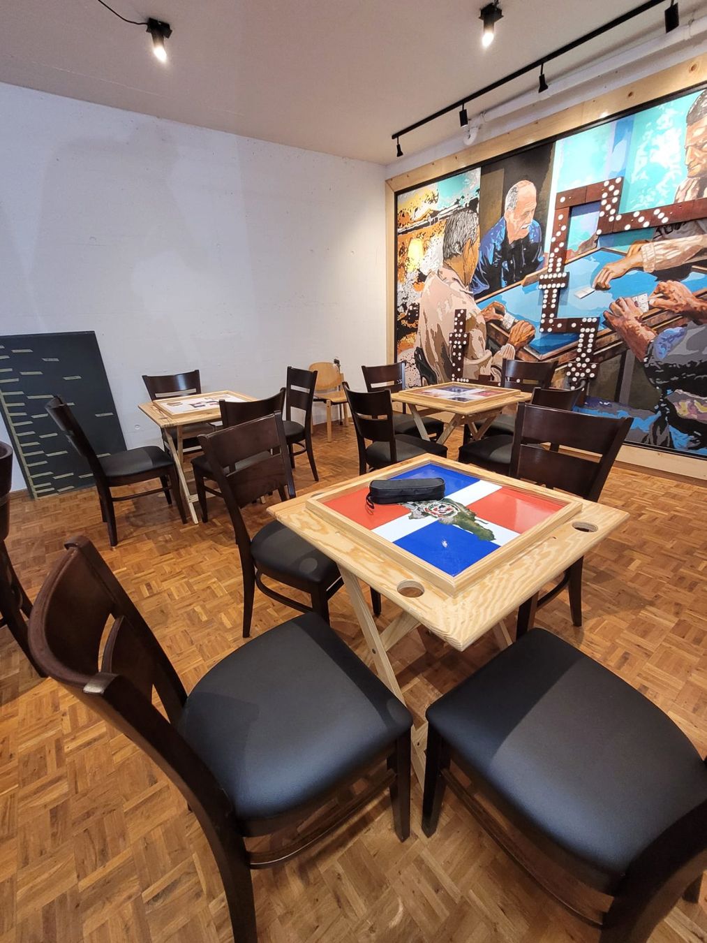 Stühle: Restaurantstuhl DIANA – Klassisch, robust & langlebig – Neu und originalverpackt aus Ziegelbrücke von ProfiGastro 2