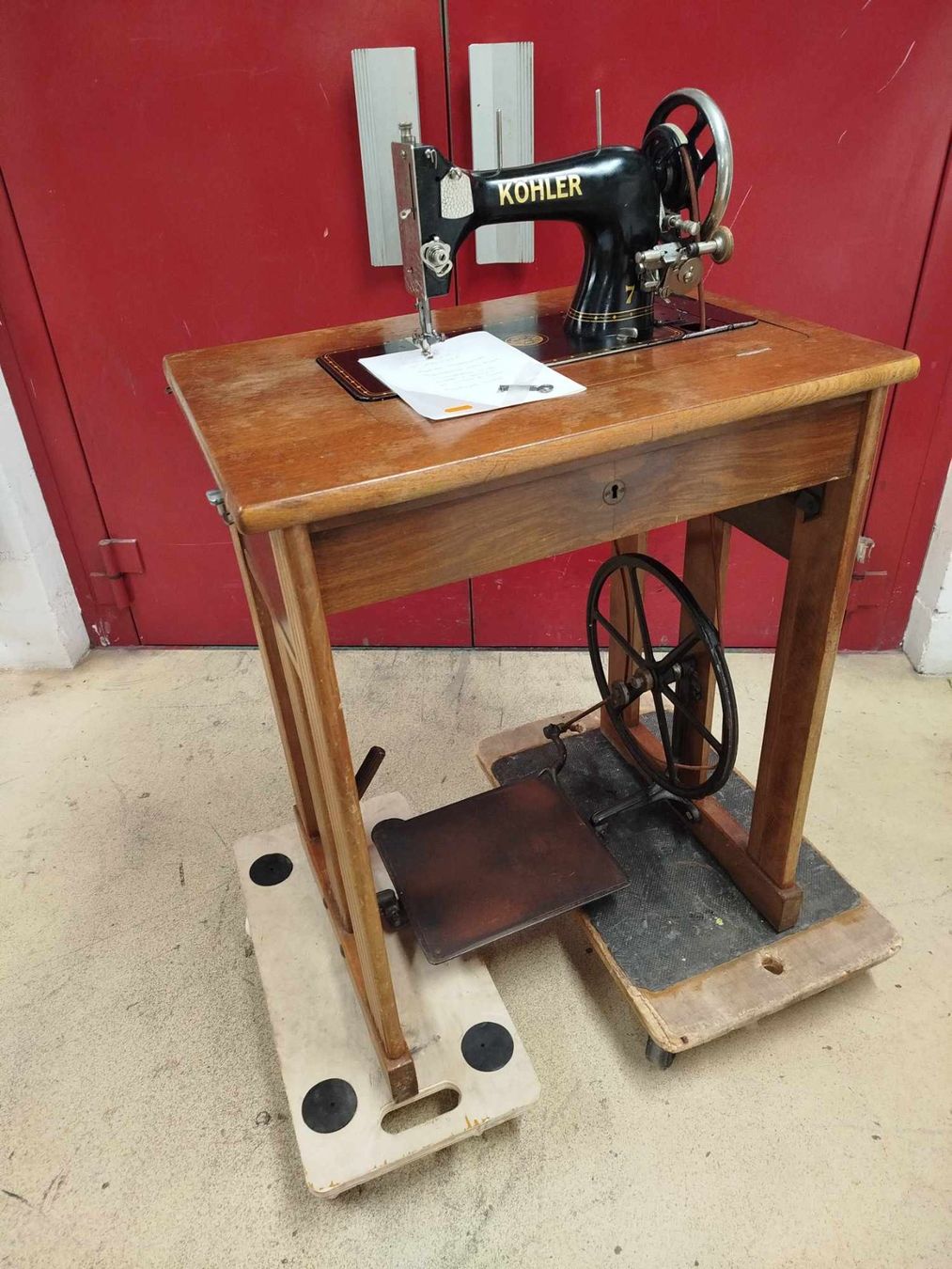 Macchine da cucire: Ancienne machine à coudre Köhler. – Usato da La Chaux-de-Fonds venduto da Emmaus2300CDF