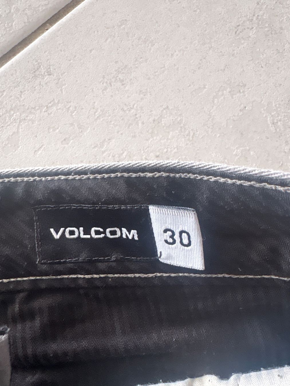Volcom Pantaloni: Volcom Shorts Grau Grösse 30 gebraucht – Usato da Koppigen venduto da aline58 1