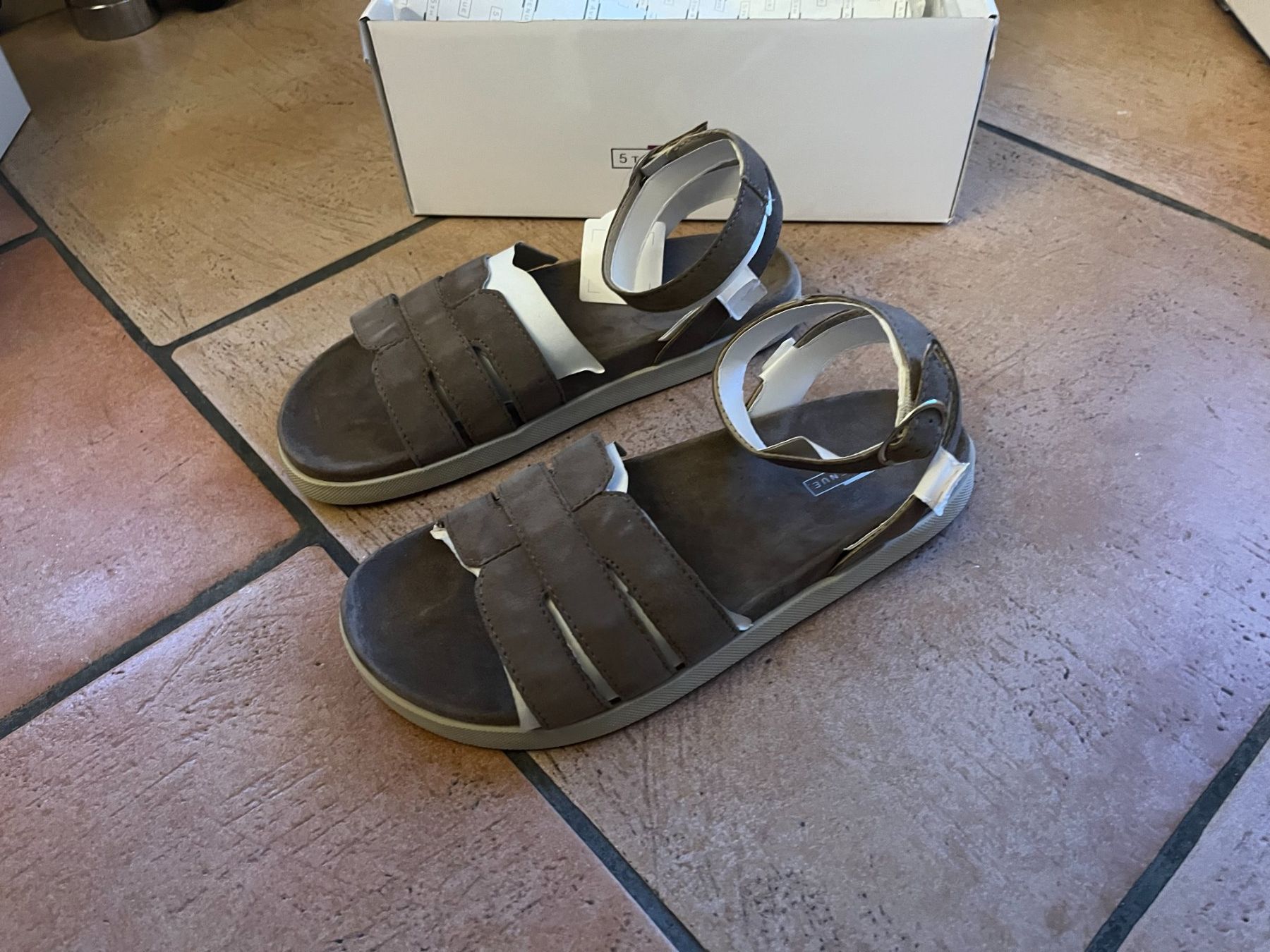 Scarpe da donna: Leder Sandale Gr  38. Fabrikneu – Nuovo e nell'imballaggio originale da Rekingen AG venduto da Barmaleus