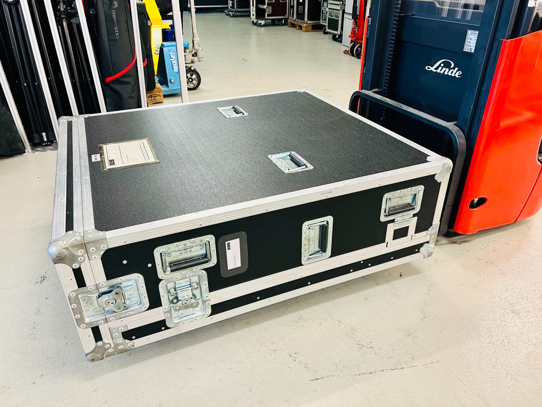 Yamaha Console di mixaggio: Yamaha DM2000 V2 Digital Mixer inkl. Meter Bridge und Case – Usato da Dietikon venduto da ExaLightAndSound 6