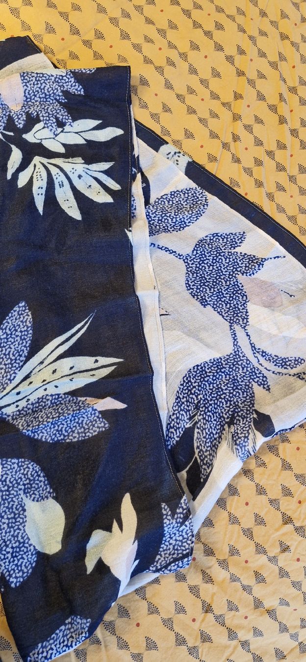 Foulard & Sciarpe: blue white scarf – Usato da Bonstetten venduto da Denitza87 1