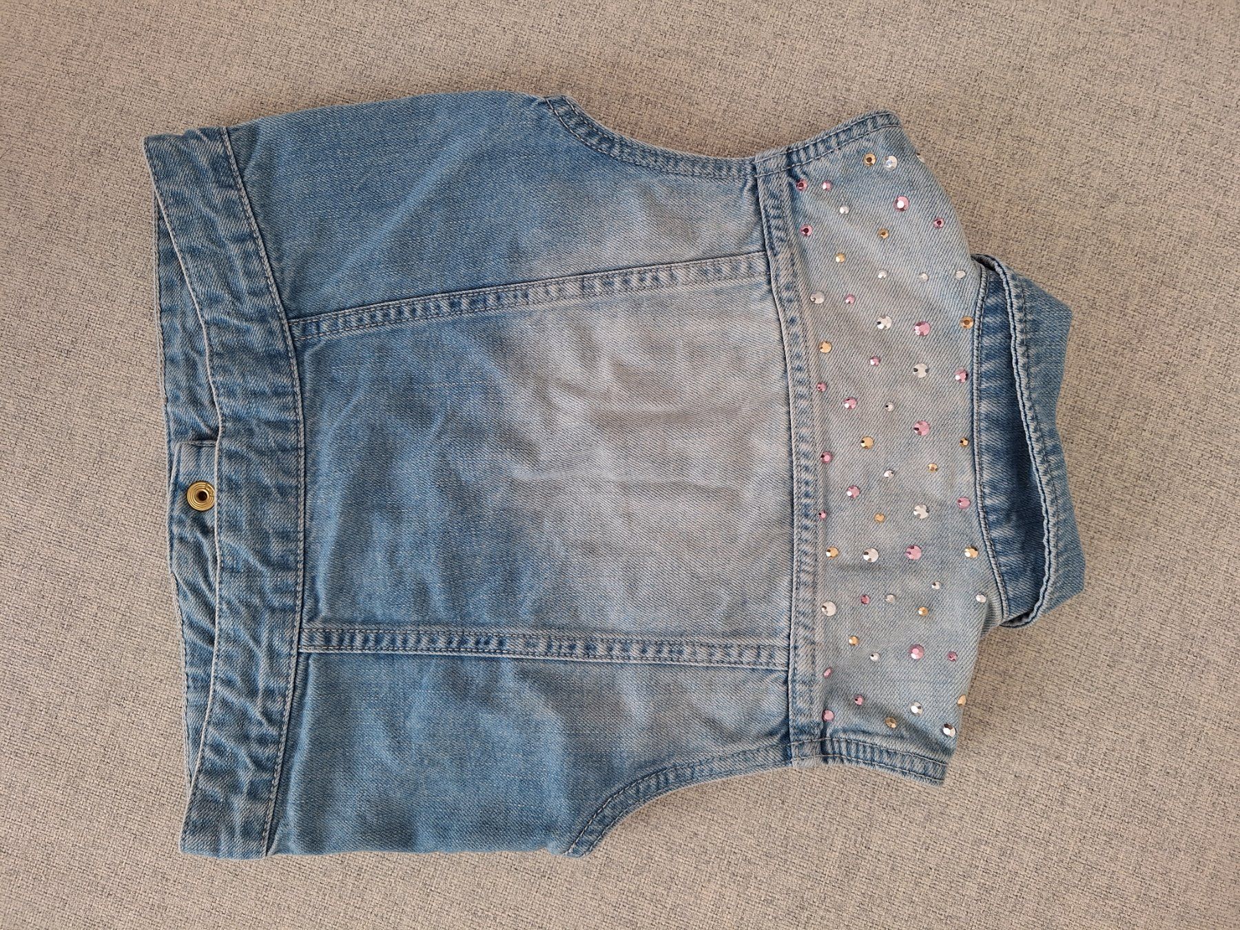 H&M Altro abbigliamento per bambina: Jeans Gilet gr. 122 – Usato da Siebnen venduto da nadsu83 1