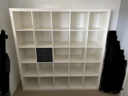 Regal IKEA Kallax weiss 5x5 mit zwei schwarzen Schubladen