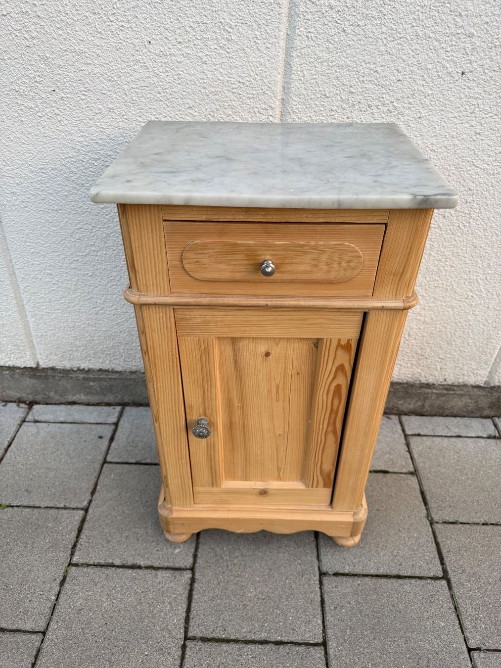 Tables de nuit: Nachttisch mit Marmorabdeckung – D'occasion à Elgg par dan_f8gv