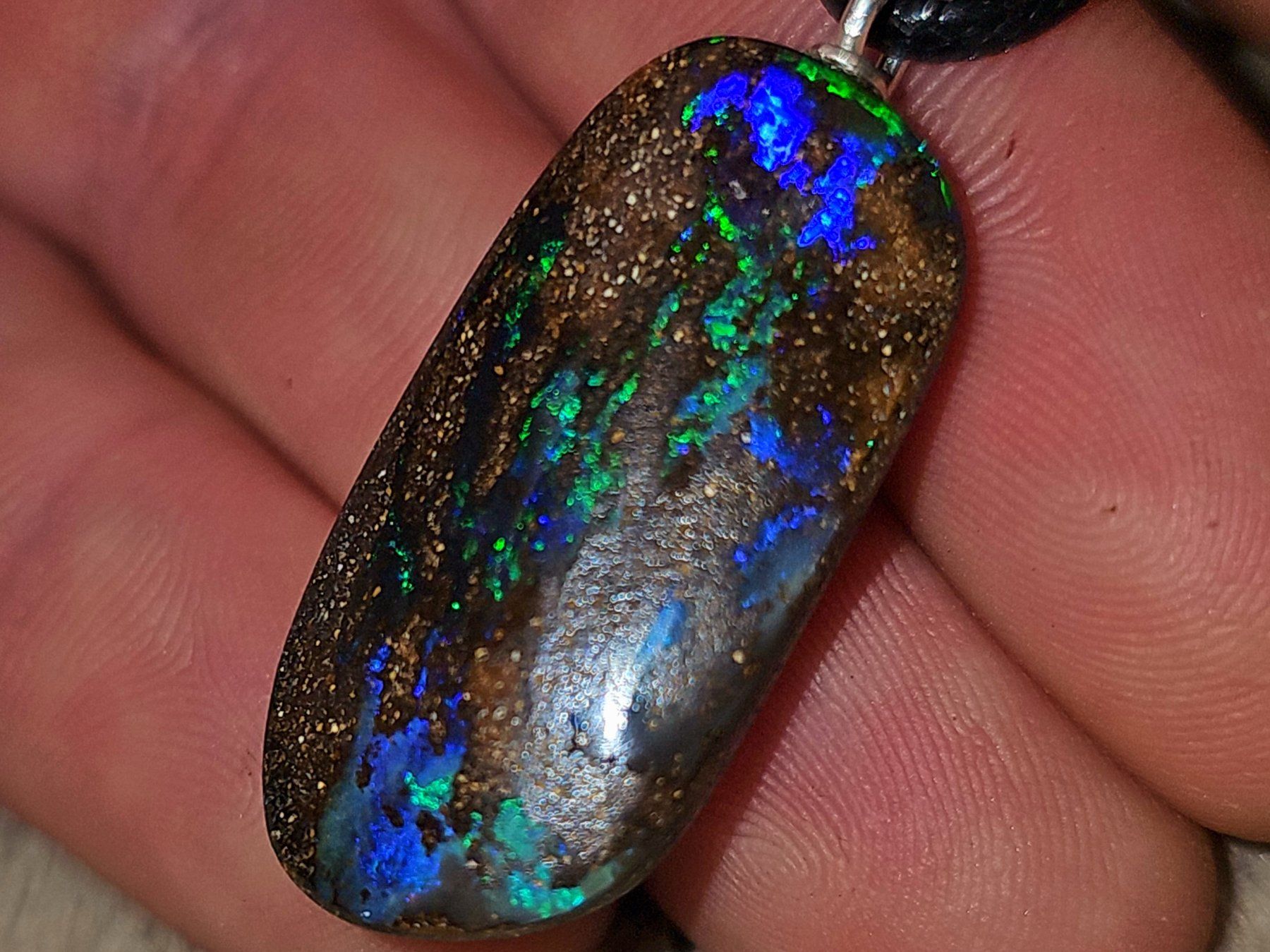 Pietre preziose: Extrem knallender australischer Boulder Opal Anhänger – Nuovo e nell'imballaggio originale da Uerkheim venduto da Winwinner 4
