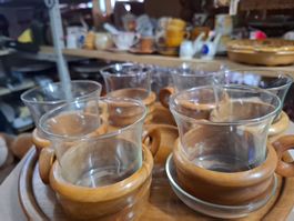 6Tee  Glas-Becher mit Holzhalterung auf Holz Tablett