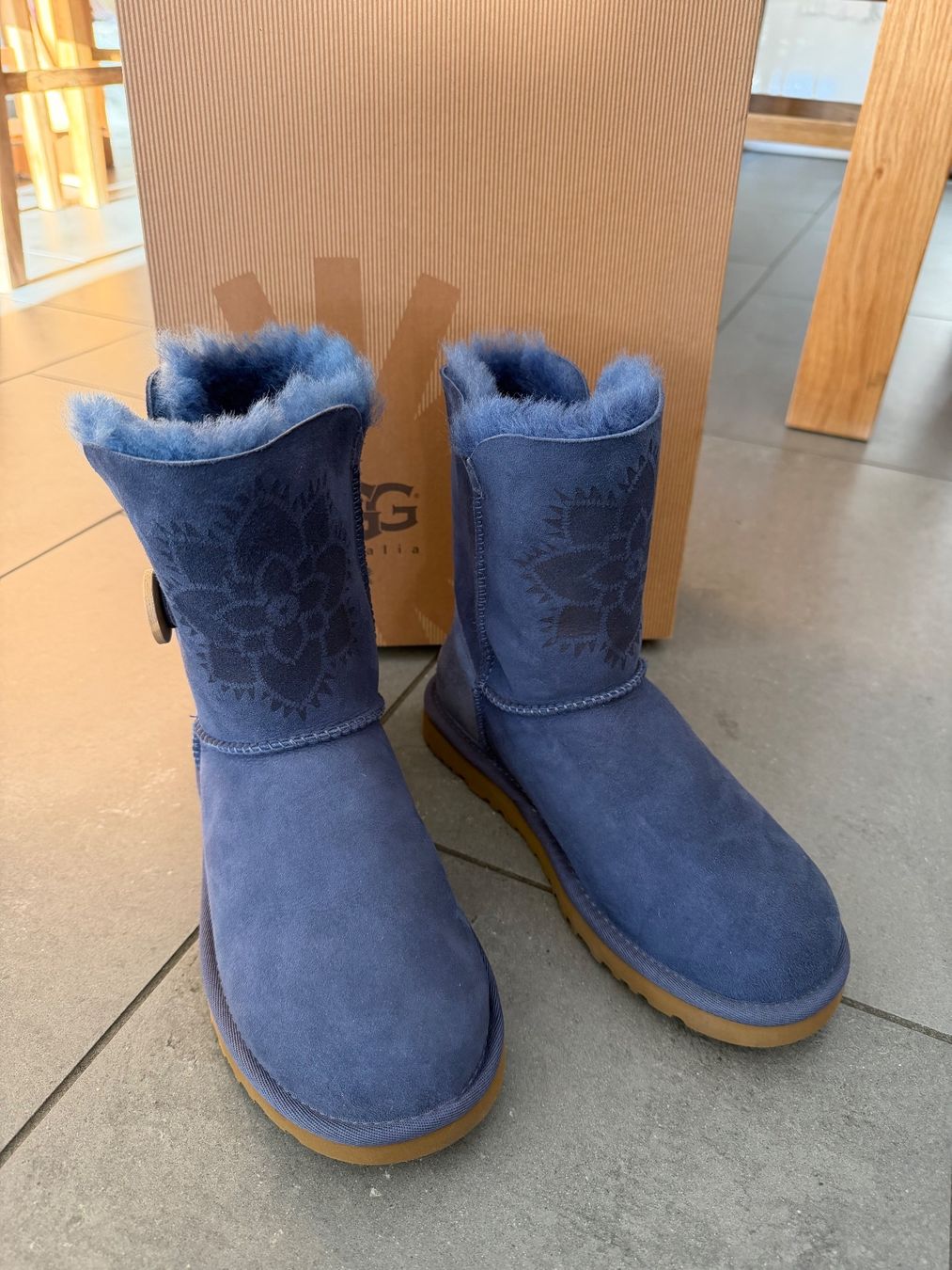 Ugg Scarpe da donna: Neu!! Original UGG Bailey Button Kimono Boots – Nuovo e nell'imballaggio originale da Steffisburg venduto da elle013
