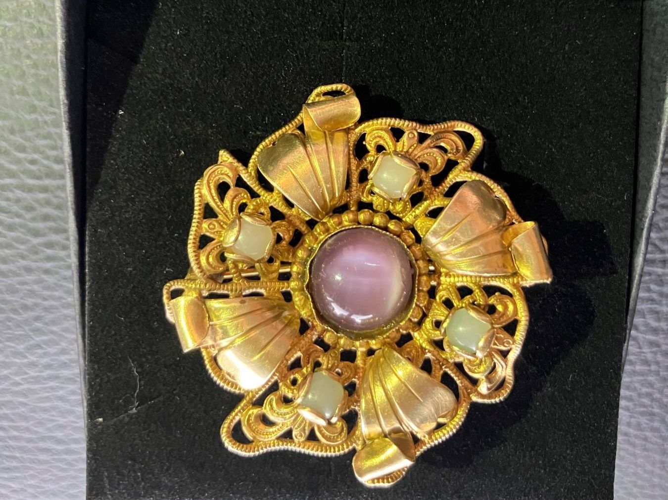 Spille & Fermagli: Broche vintage dorée avec pierre lilas – Usato da Peseux venduto da CharmeCommerce 4