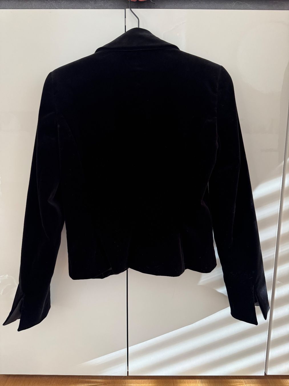Escada Giacche: Escada Samt Blazer Schwarz mit Schleife Verschluss – Usato da Emmen venduto da sin_9c9b 2