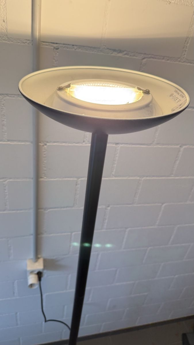 Lampade: Schwarze Stehlampe, dimmbar, – Usato da Brüttisellen venduto da ELM2019