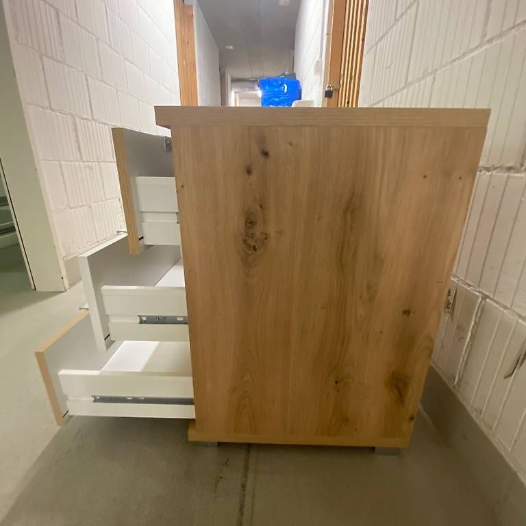 Comodini: Nachttisch / Kommode mit 3 Schubladen, Eiche-Optik und weiss – Usato da Zürich venduto da mc8_9khn 4