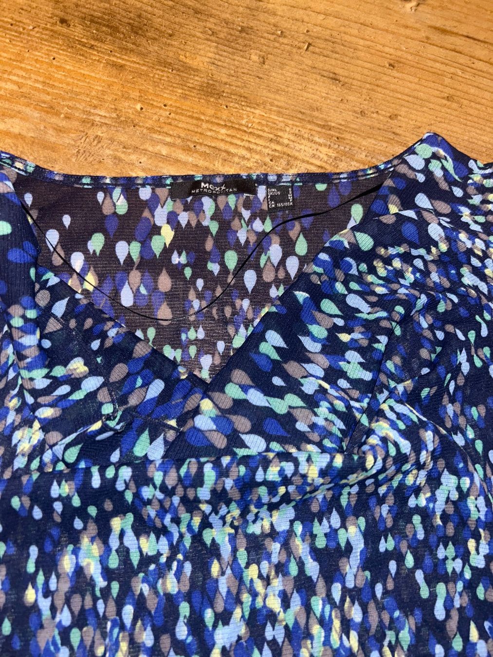 Mexx Top: Blau-gemustertes Top mit Wasserfallkragen Mexx S – Usato da Safenwil venduto da 2hand_aber_wertvoll 1
