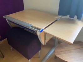 Höhenverstellbarer Kinderschreibtisch aus Holz und Metall