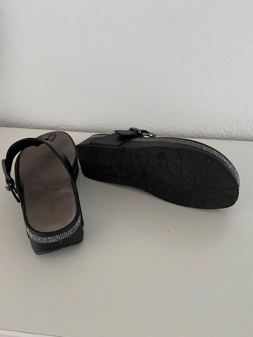 Damenschuhe: Sandalen/ Zehentrenner – Gebraucht aus Bülach von kittygismo 4
