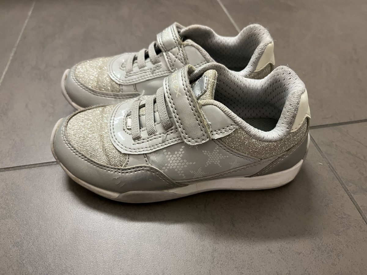 Geox Scarpe per ragazze: Geox Halbschuhe Sneaker Silber 29 – Usato da Zürich venduto da Gabi_78