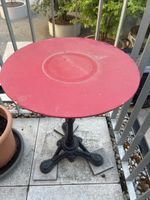 Rundtisch Rot Metallfuss mit Altersspuren