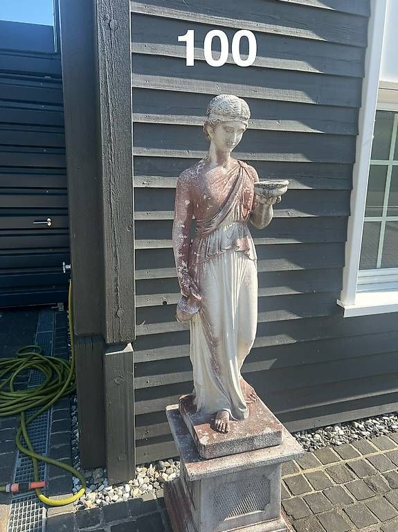 Figuren: TWO IDENTICAL STATUES  – Gebraucht aus Pfäffikon SZ von lar_wl22 1