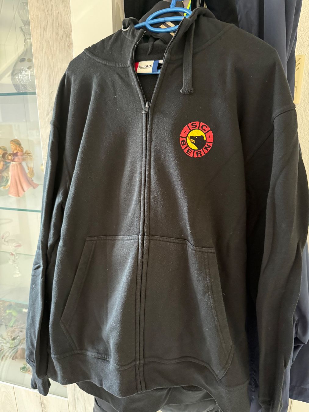 Pullover & Sweatshirts: Schwarze SC Bern Zip-Jacke, Grösse XL – Gebraucht aus Volketswil von Bailey7