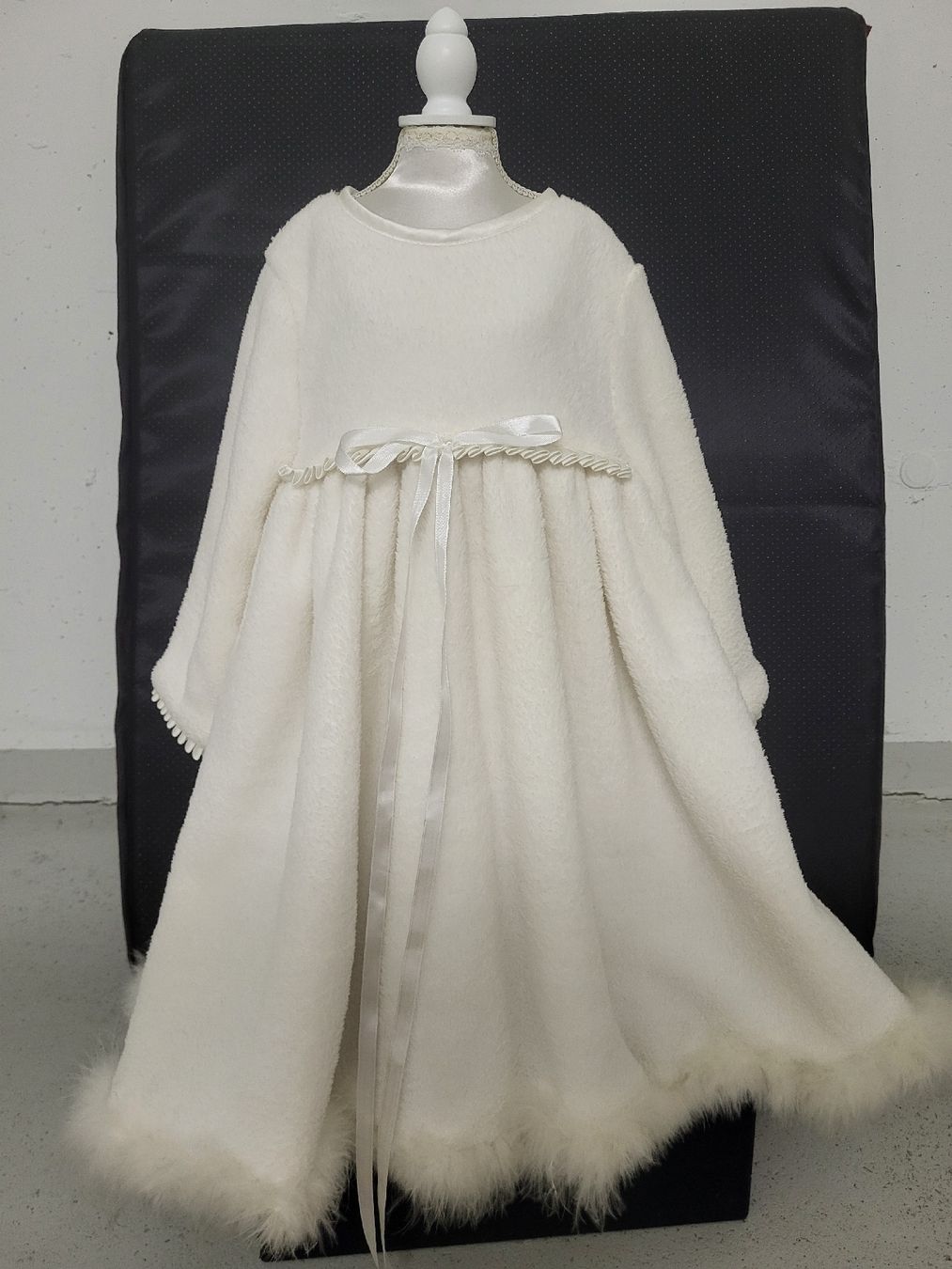 Vestiti & Gonne: Wintertaufkleid mit Federn Kleinkind – Nuovo (secondo la descrizione) da Volketswil venduto da Pickles