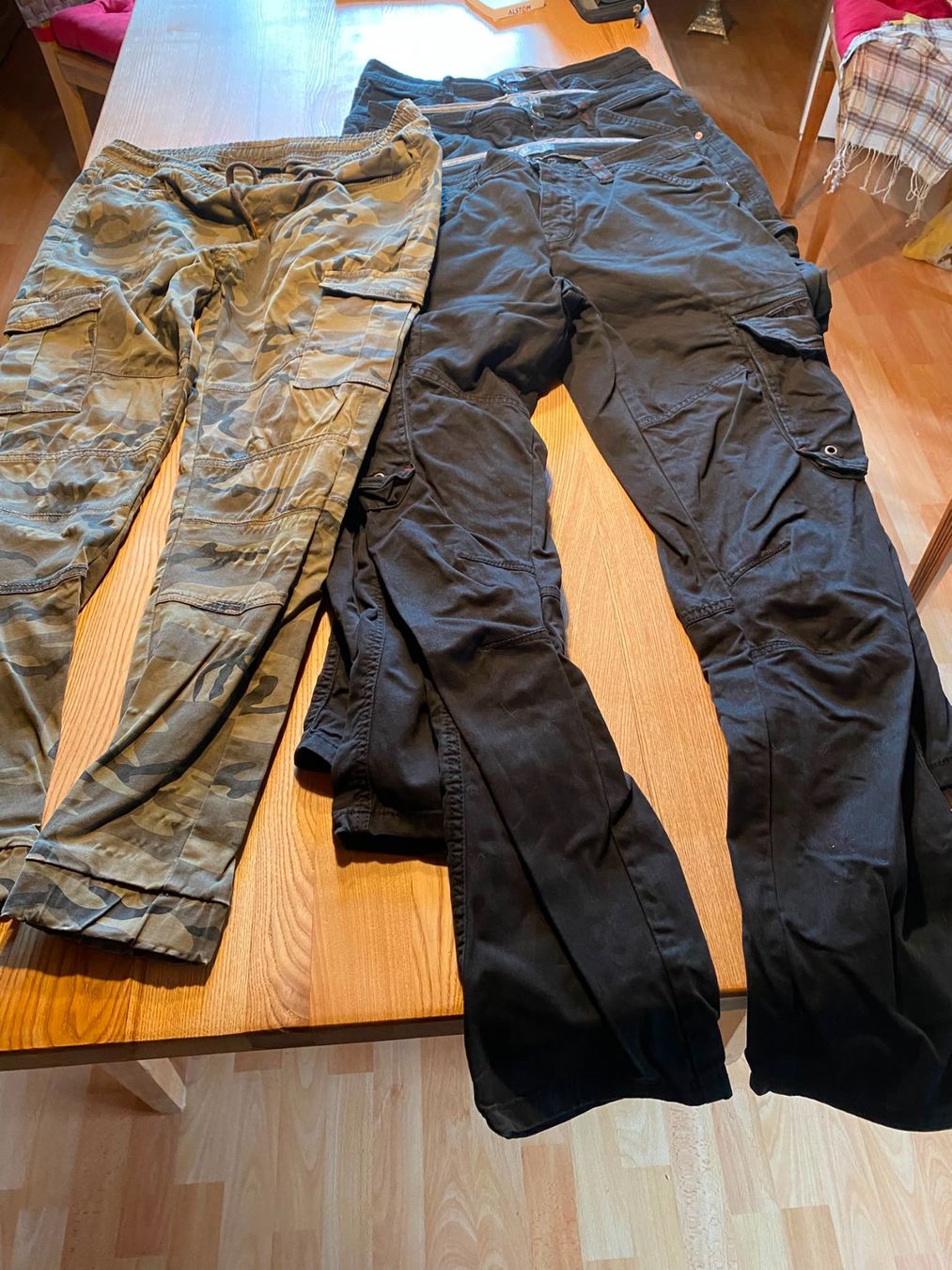 Pantalons: 4 Herrenhosen Gr. M – D'occasion à Röschenz par Tashroal 1