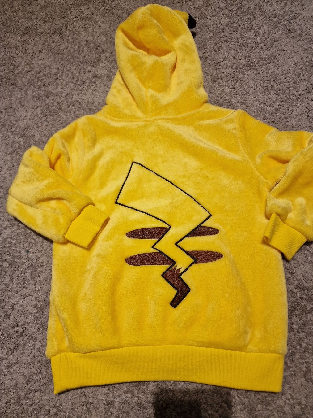 H&M Pullover & Sweatshirts: Pikachu H&M Pulli 4-6 – Gebraucht aus Basel von chingson 1