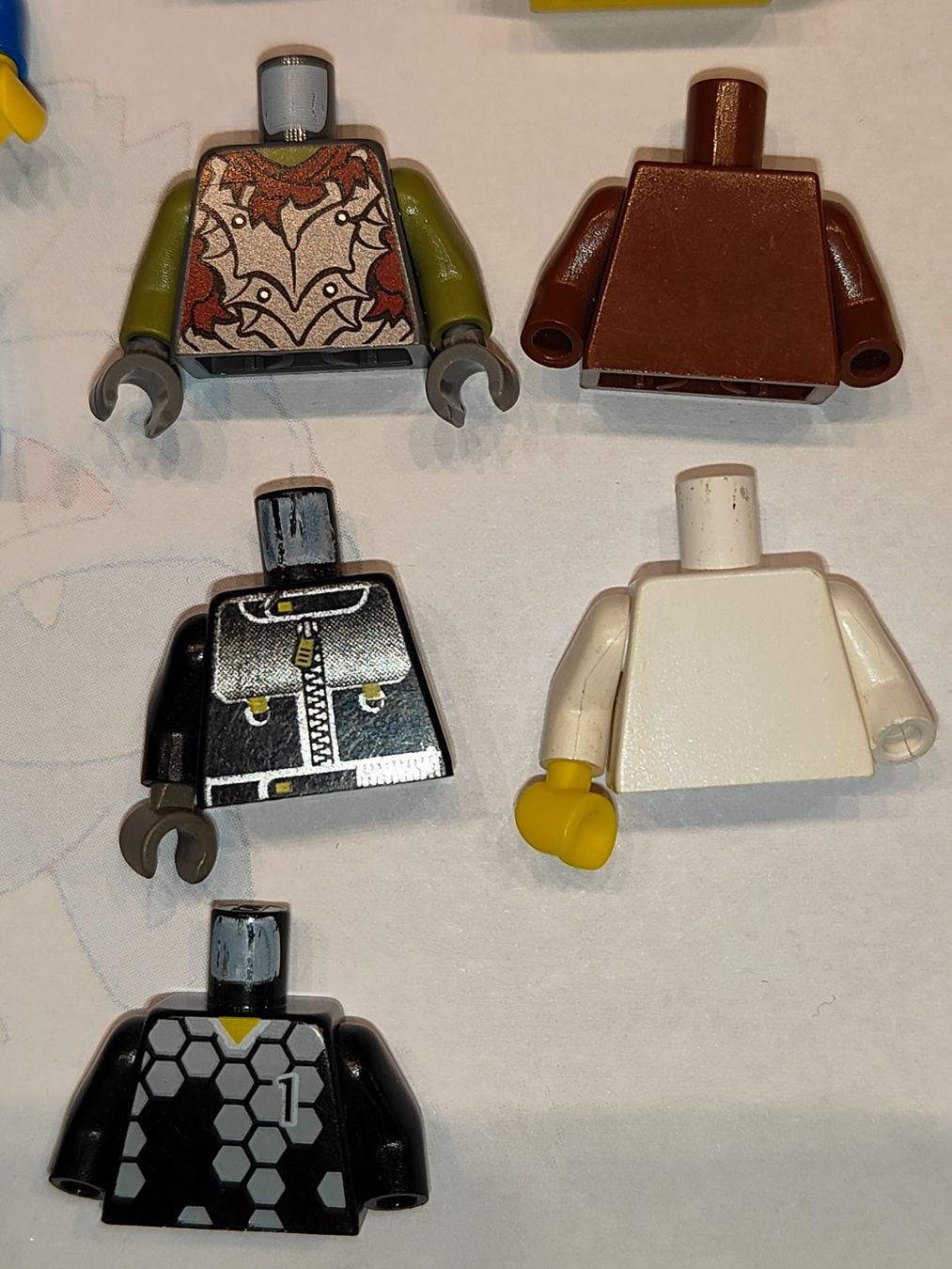 Lego Kit di costruzioni: Legofigurenteile  verschiedene Oberkörper, teils mit arm/E21 – Usato da St. Gallen venduto da Bisaknosp 6