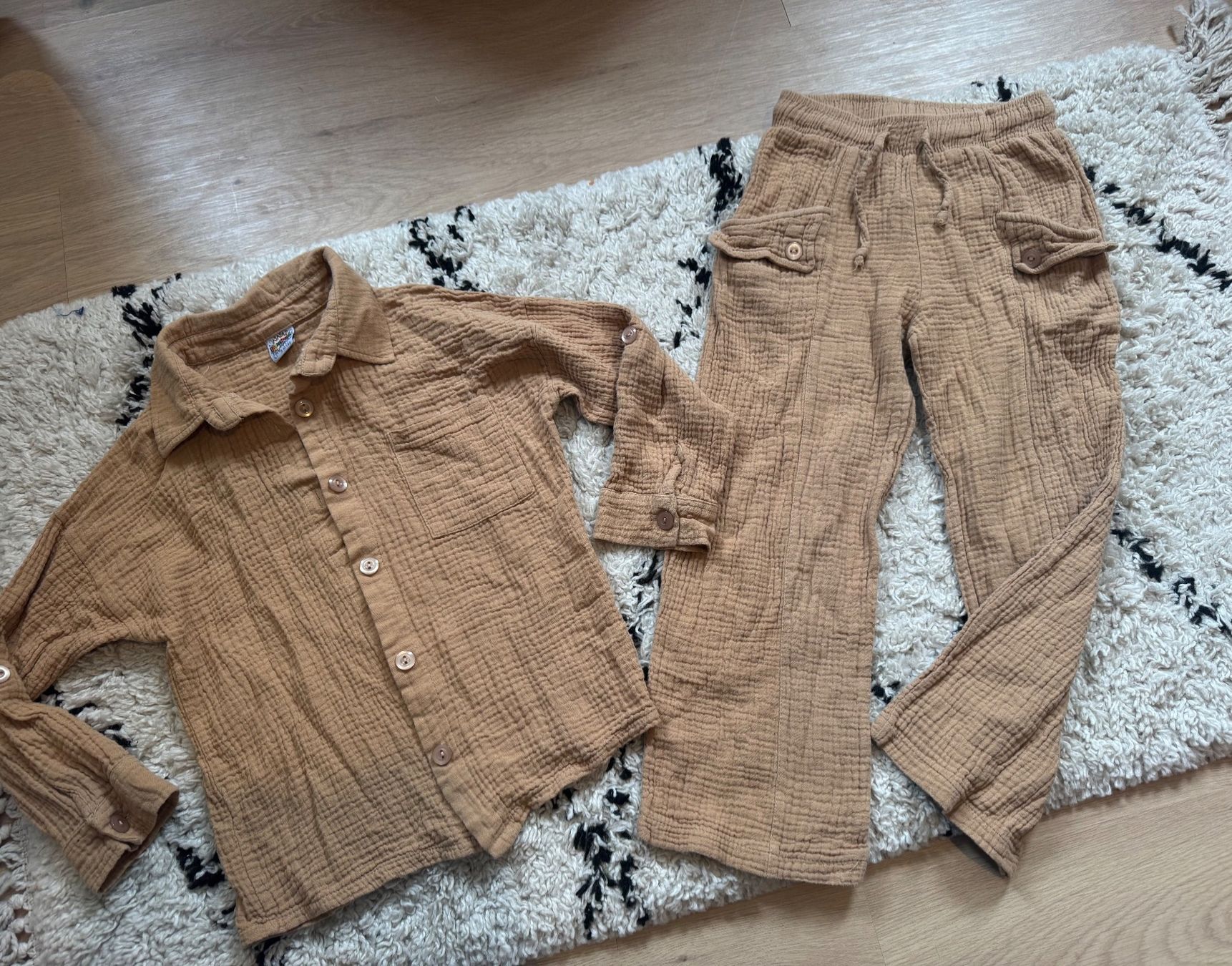 Pantalons: Musselin Anzug Grösse 122 – D'occasion à Buchs ZH par hipsternut