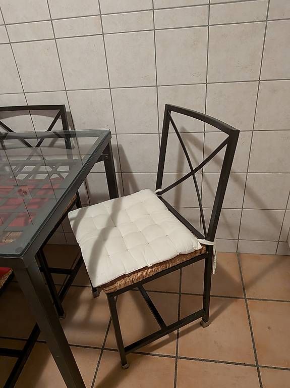Set di tavolo e panche: Table Avec 6 chaises  – Usato da Lausanne venduto da ana_9gjp 2