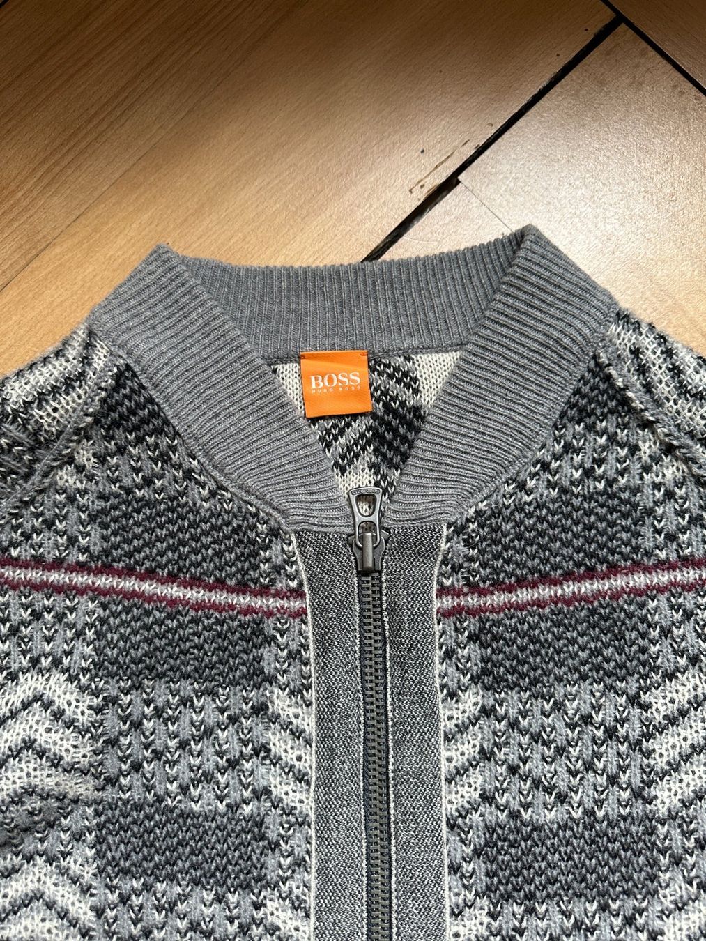 Hugo Boss Vestes: HUGO BOSS - Strickjacke grau gemustert M – D'occasion à Zürich par Diazaio 1